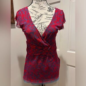 Red and blue double gauze printed blouse. Feminine and flattering